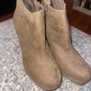 Rampage Tan Wedge Side Zip Ankle Boots / Booties Size 8